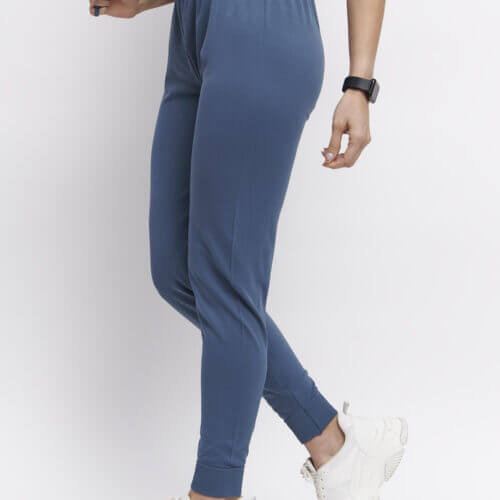 jogger para mujer color azul vista de espaldas