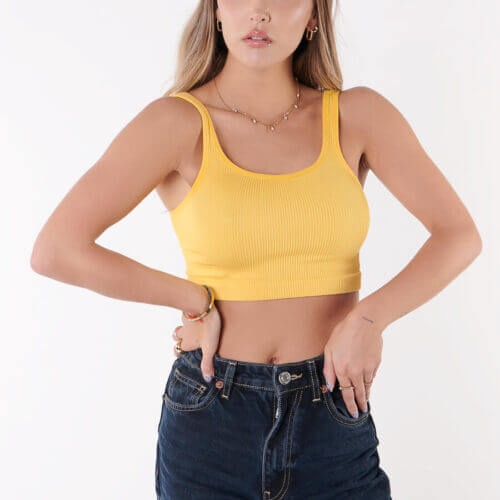 mujer de frente con las manos en la cintura luce crop top tiras gruesas color amarillo